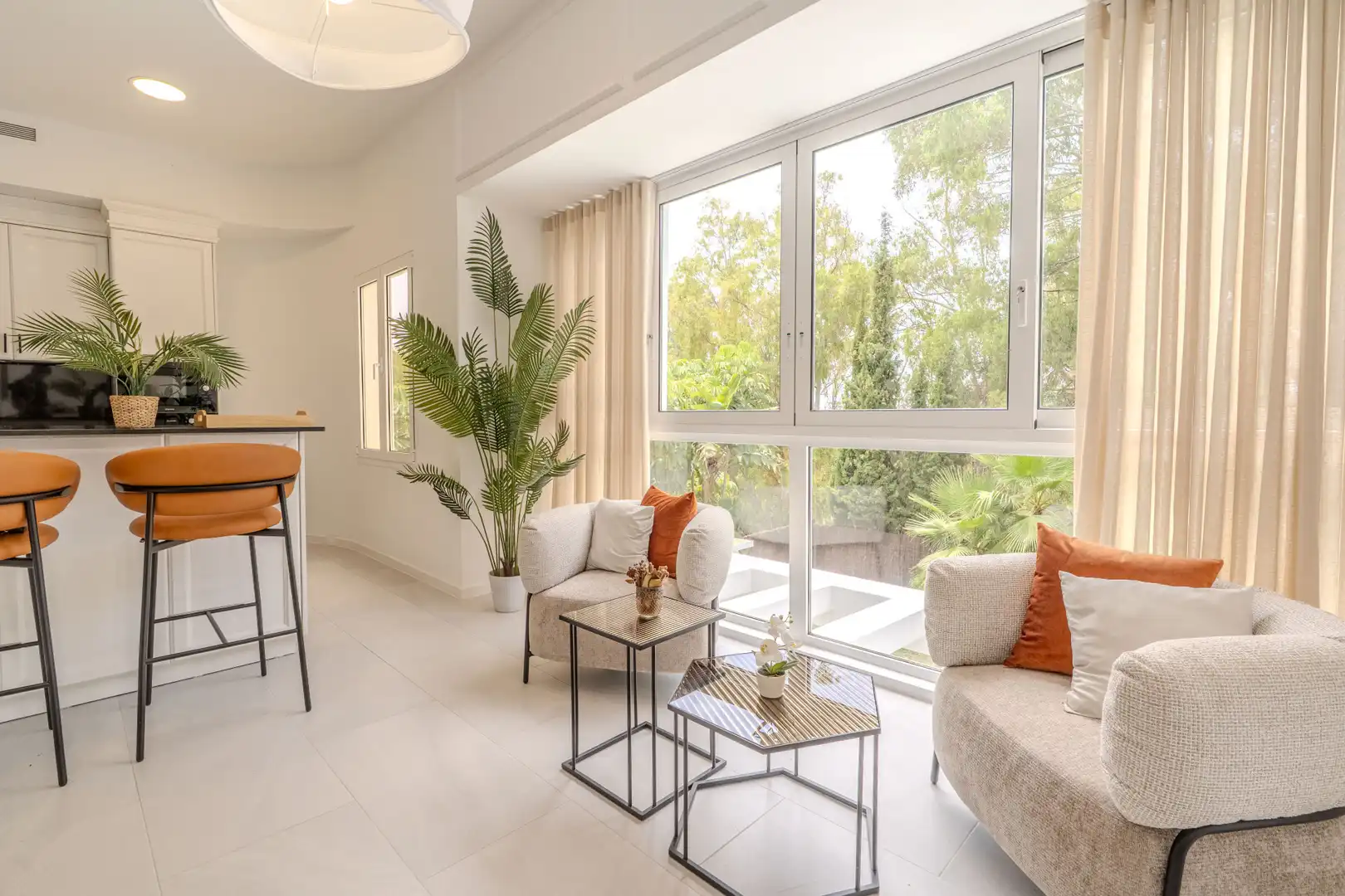 Sala d'estar de Casa o xalet de lloguer en Marbella amb Aire condicionat, Calefacció i Jardí privat