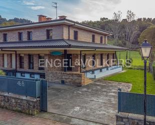 Vista exterior de Casa adosada en venda en Ibarrangelu amb Calefacció, Jardí privat i Parquet