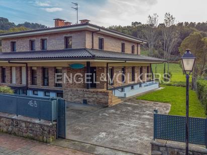 Vista exterior de Casa adosada en venda en Ibarrangelu amb Calefacció, Jardí privat i Parquet