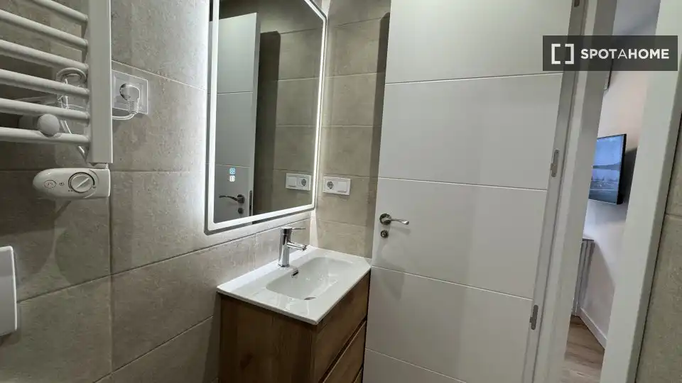 Badezimmer von Wohnung zur Miete in Madrid mit Klimaanlage, Heizung und Möbliert