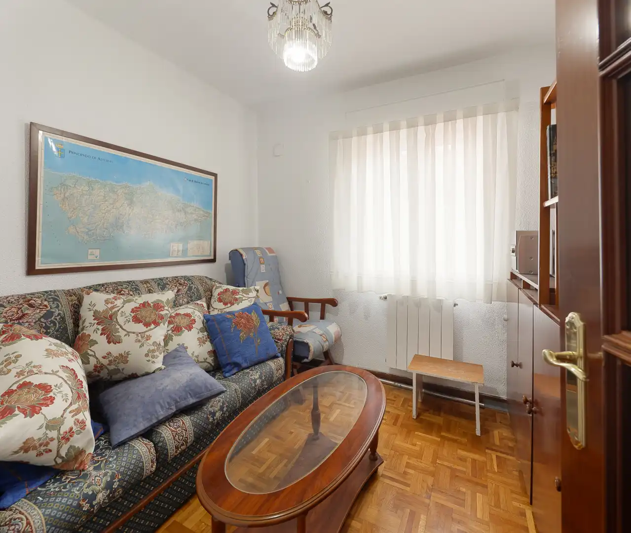 Sala de estar de Piso en venta en Oviedo  con Calefacción y Parquet