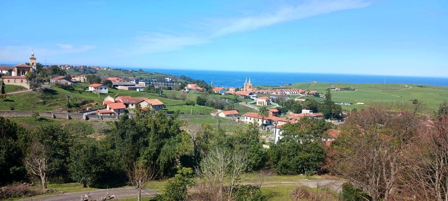 Vista exterior de Casa o xalet en venda en Alfoz de Lloredo amb Calefacció, Jardí privat i Terrassa