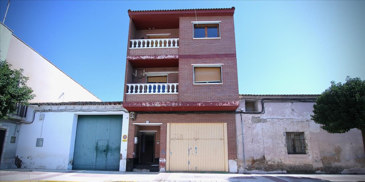 Vista exterior de Casa adosada en venda en La Joyosa amb Terrassa i Traster