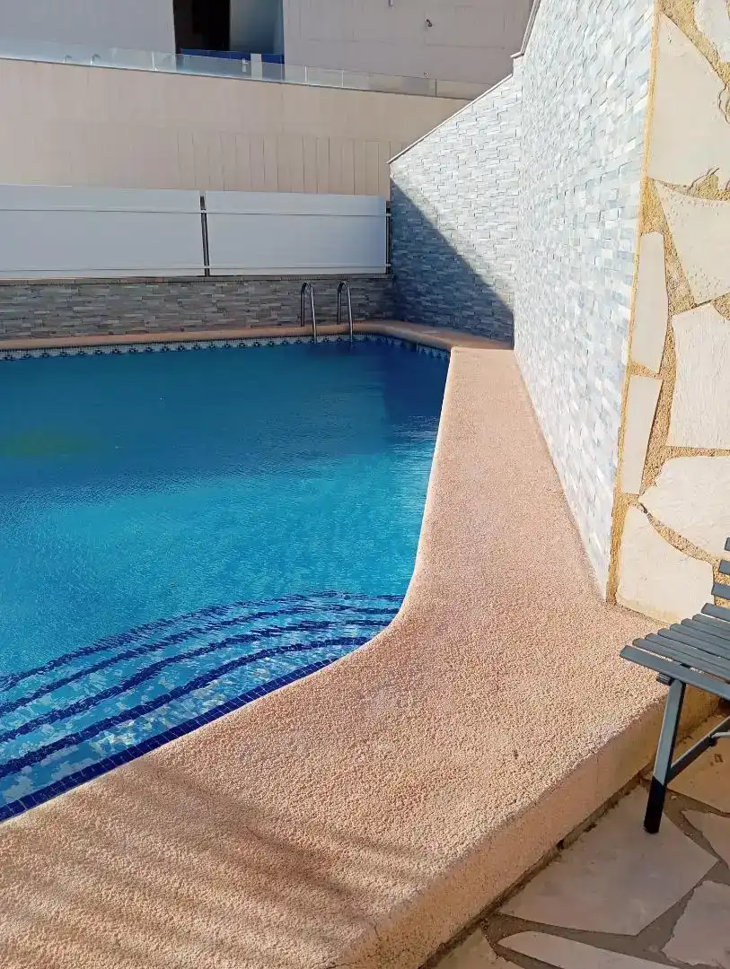 Schwimmbecken von Wohnungen zur Miete in Oliva mit Klimaanlage, Privatgarten und Möbliert