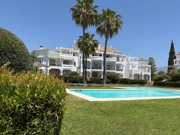 Terraced house with pool for sale in San Pedro de Alcántara
