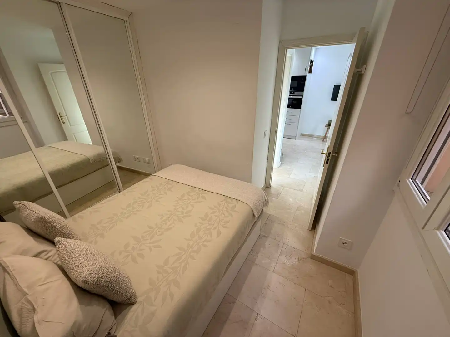 Dormitori de Apartament de lloguer en Madrid amb Calefacció, Moblat i Forn