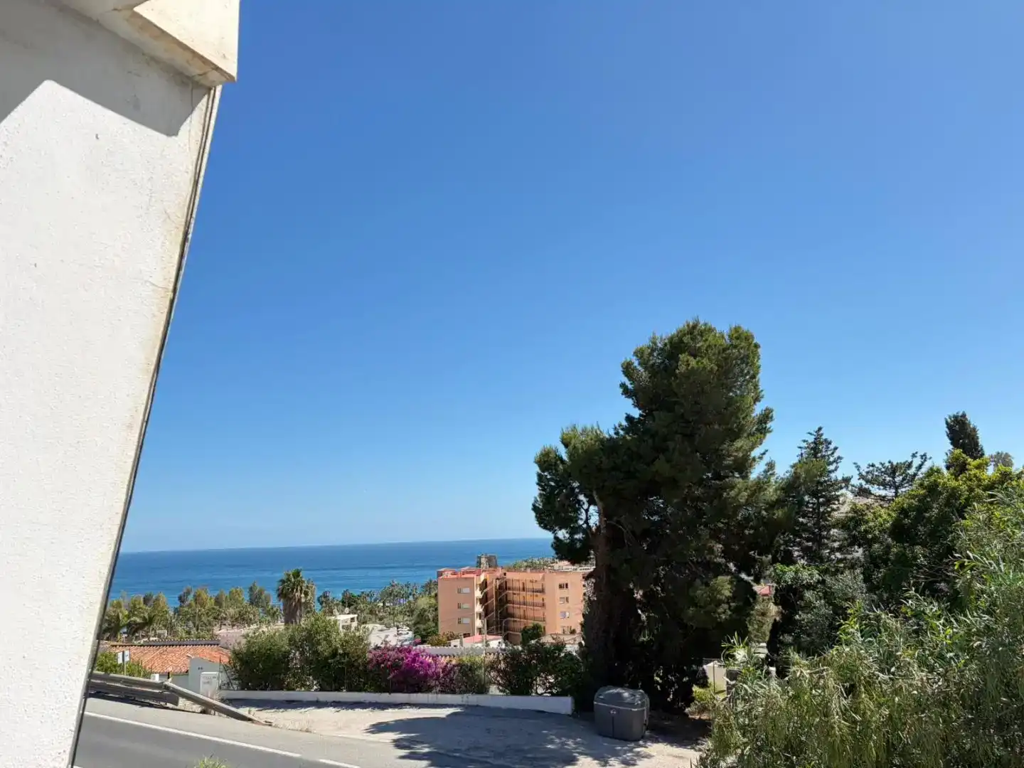 Vista exterior de Casa adosada en venda en Almuñécar amb Piscina i Balcó