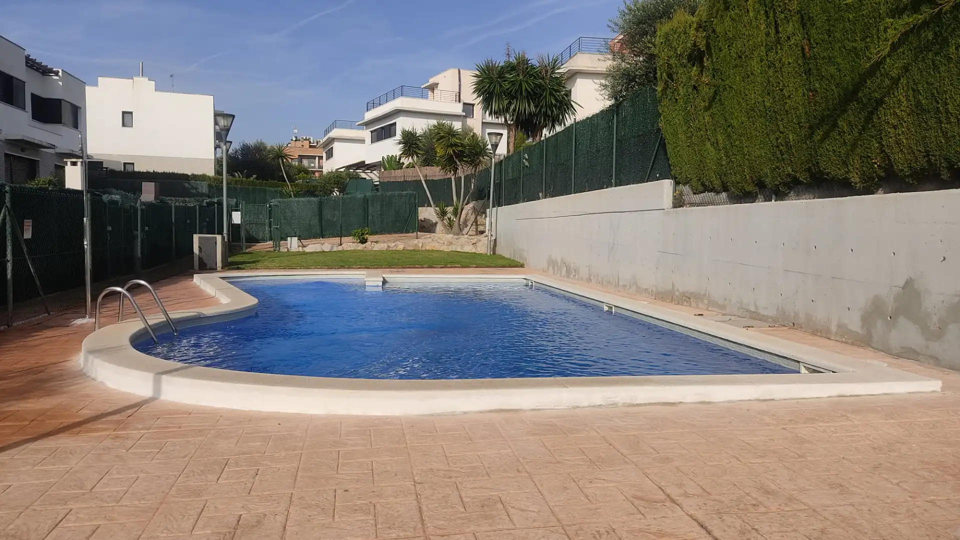 Piscina de Casa adosada en venta en Roda de Berà con Aire acondicionado, Calefacción y Jardín privado