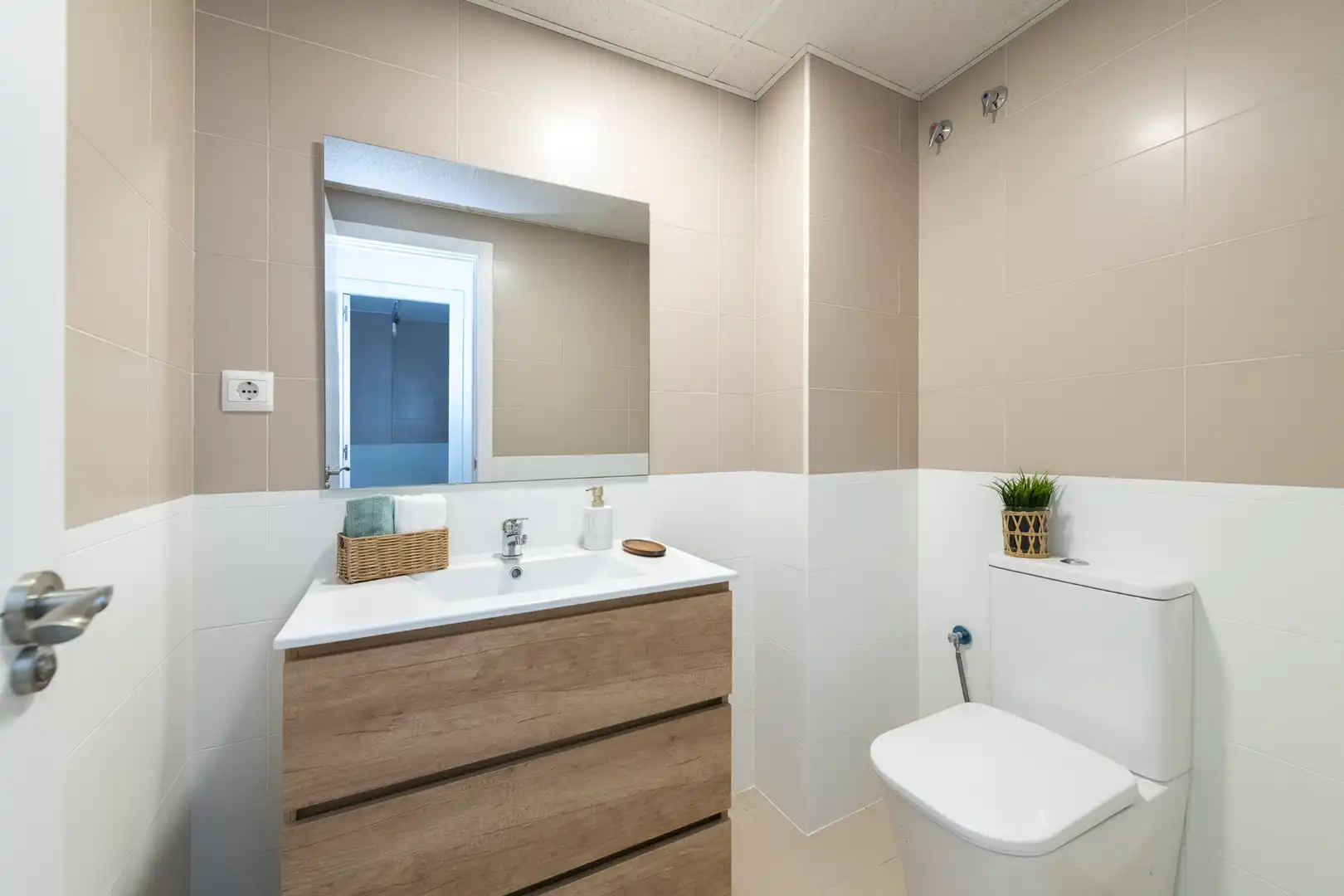 Baño de Piso en venta en Estepona con Amueblado, Lavadora y Microondas
