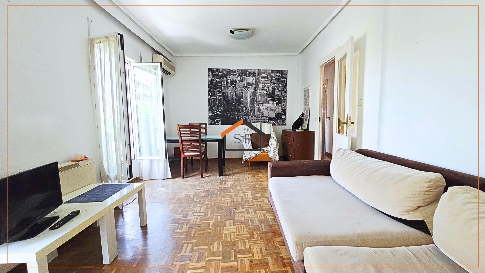 Living room of Flat for sale in  Madrid Capital  with Air Conditioner, Heating and Parquet flooring
