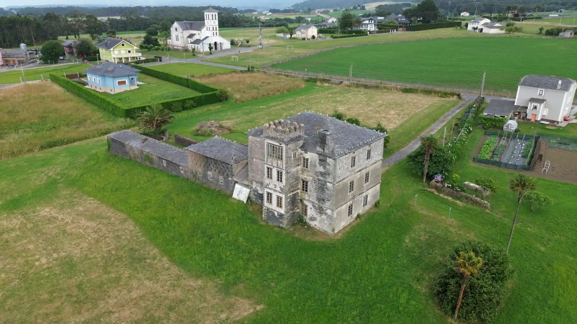 Vista exterior de Casa o xalet en venda en Coaña amb Jardí privat, Traster i Moblat