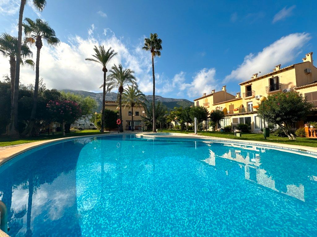 Schwimmbecken von Einfamilien-Reihenhaus zum Verkauf in Dénia mit Klimaanlage, Terrasse und Balkon