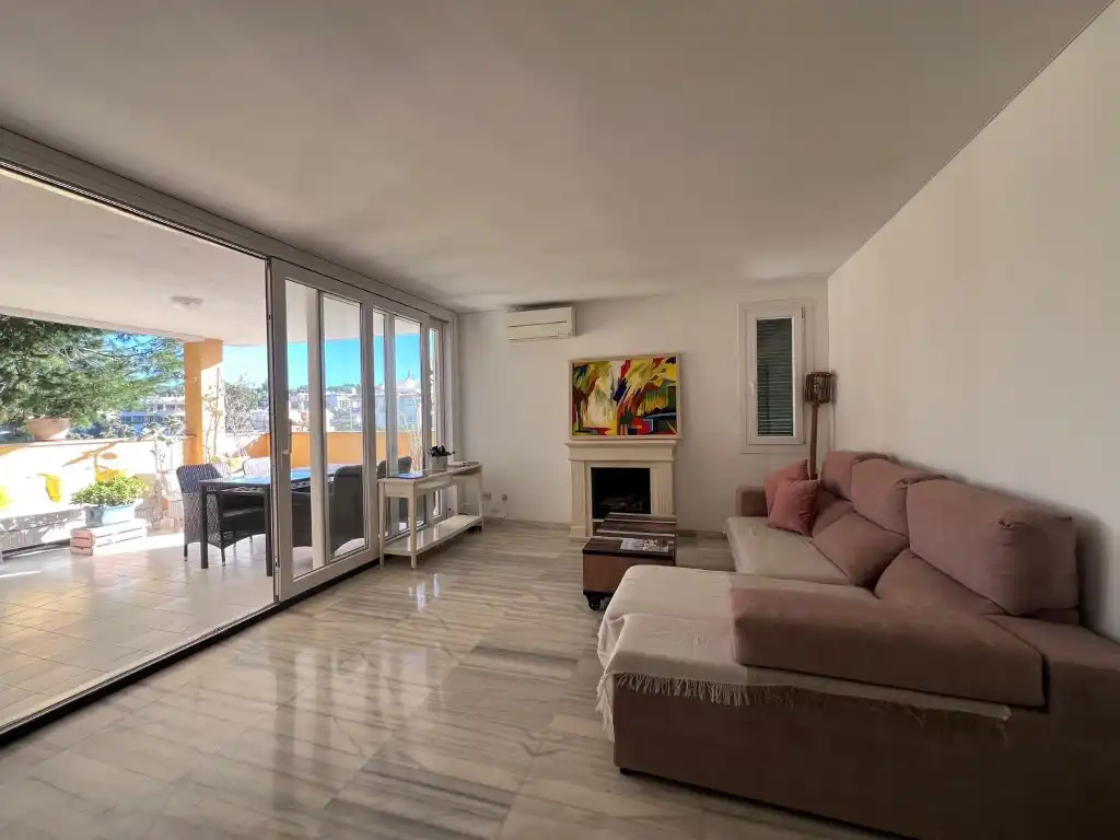 Sala d'estar de Àtic de lloguer en Calvià amb Aire condicionat, Jardí privat i Terrassa