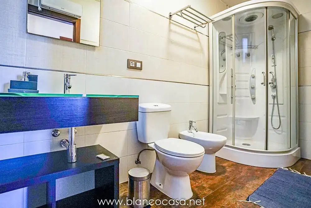 Baño de Casa o chalet en venta en Vimianzo con Calefacción, Trastero y Amueblado