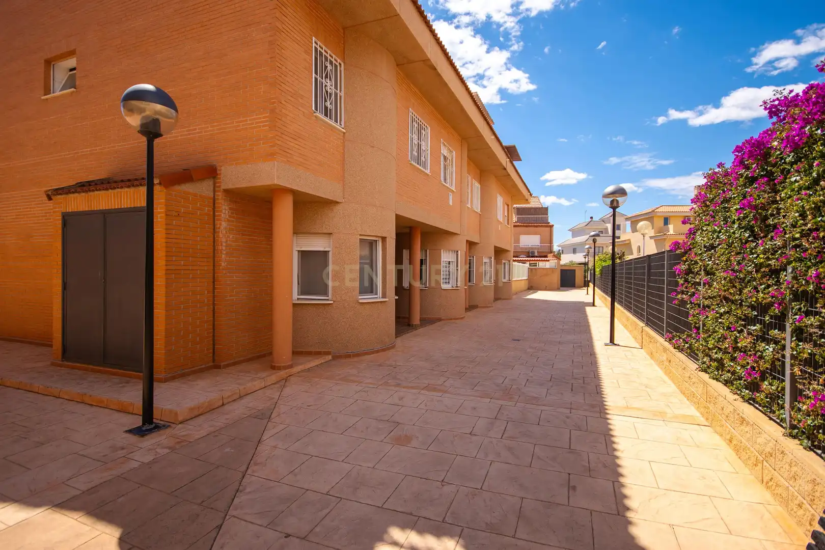 Vista exterior de Casa adosada en venta en Alicante / Alacant con Aire acondicionado, Balcón y Piscina comunitaria