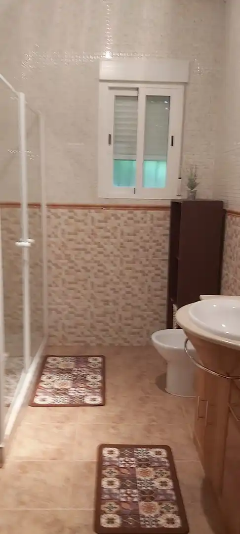 Bany de Casa o xalet de lloguer en Mengíbar amb Aire condicionat, Terrassa i Piscina