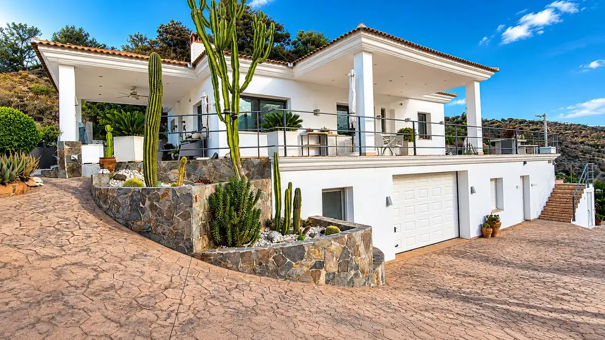 Detached house with pool for sale in Guaro