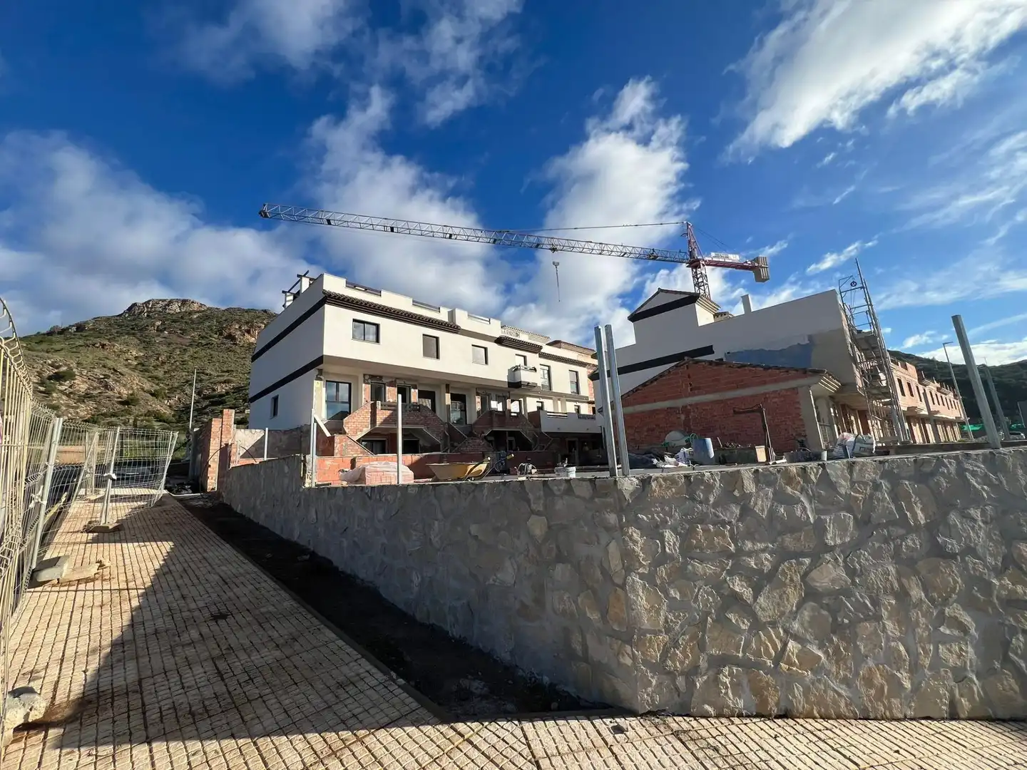 Vista exterior de Casa adosada en venda en La Unión amb Terrassa, Traster i Balcó