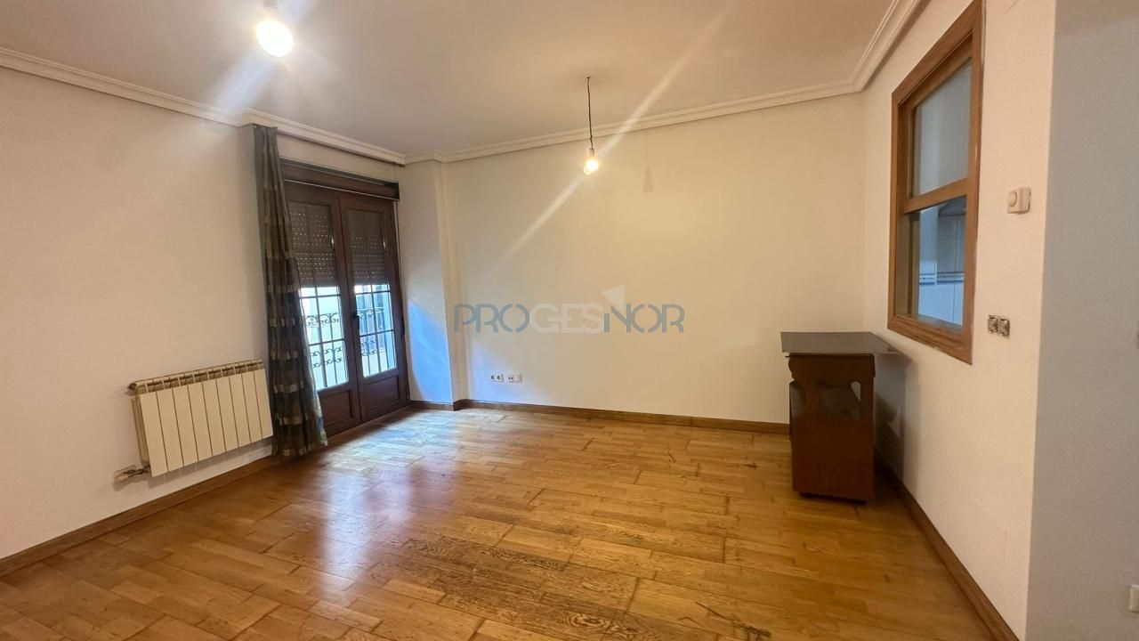 Sala d'estar de Pis en venda en León Capital  amb Calefacció i Traster