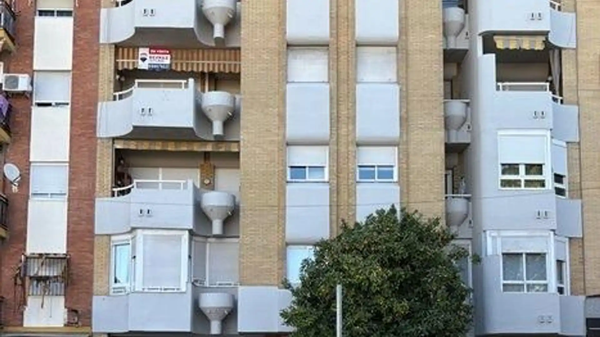 Exterior view of Flat for sale in  Sevilla Capital  with Air Conditioner, Terrace and Balcony