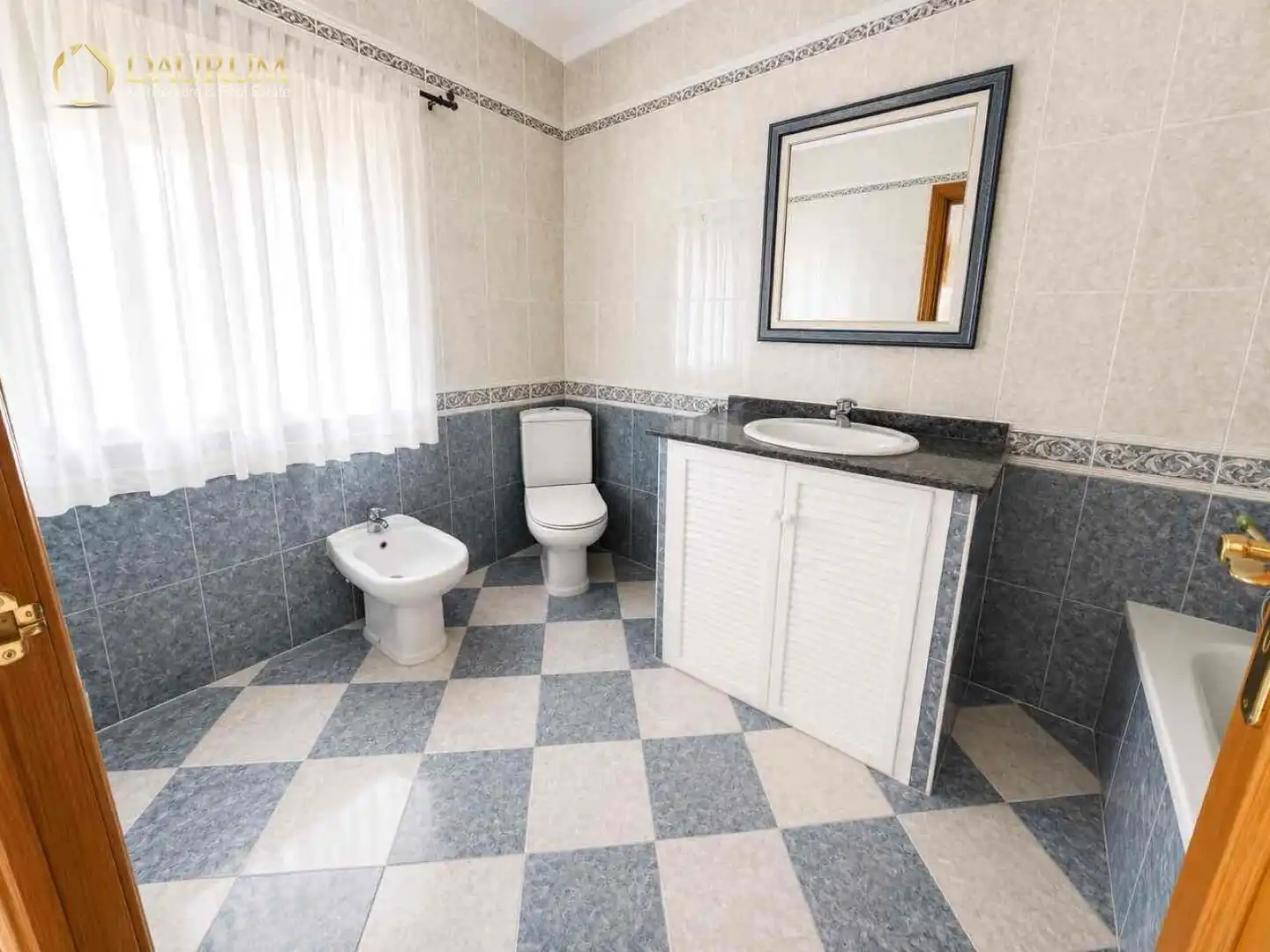 Bany de Casa o xalet en venda en Dos Hermanas amb Aire condicionat, Traster i Moblat