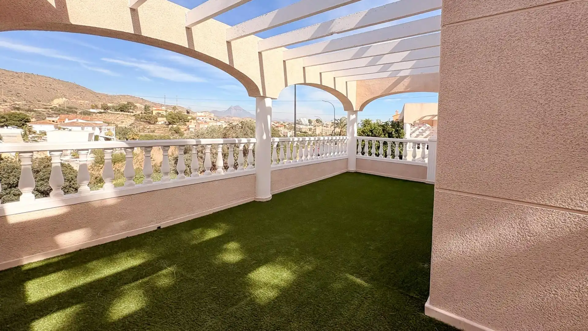 Casa aparellada amb jardí en venda a Pueblo Acantilado - Lanuza, imagen 3