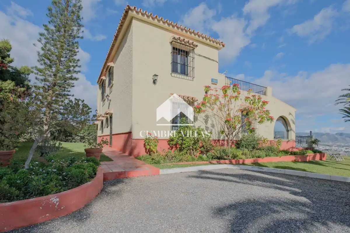 Vista exterior de Casa o xalet en venda en Nerja amb Jardí privat i Terrassa