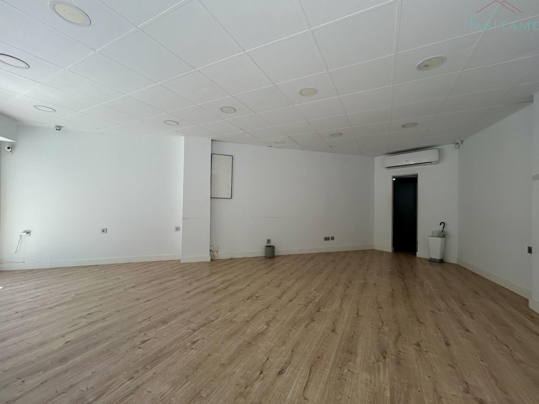 Premises to rent in  Granada Capital  with Air Conditioner