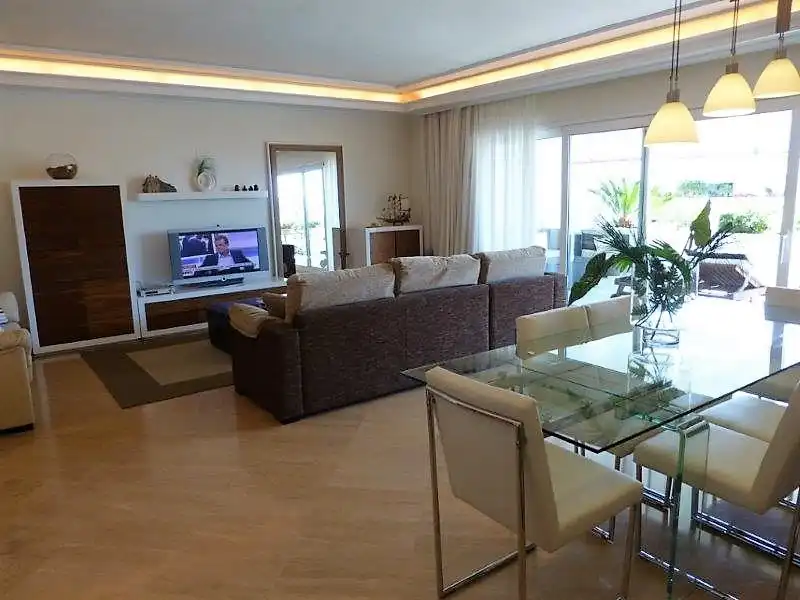 Sala de estar de Apartamento de alquiler en Marbella con Aire acondicionado, Terraza y Amueblado