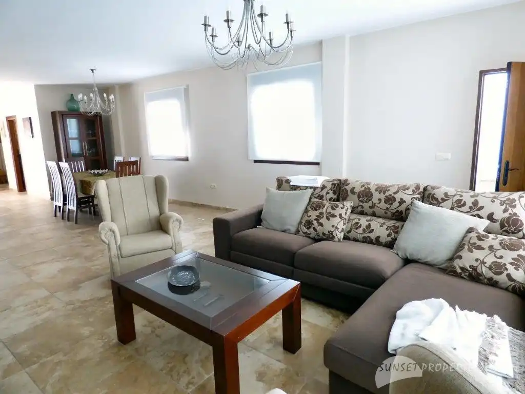 Sala d'estar de Casa adosada en venda en Salares amb Terrassa