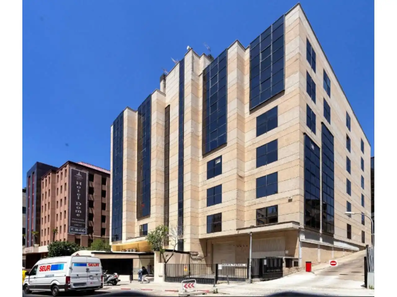 Exterior view of Office for rent in Madrid  with Air Conditioner and Alarm