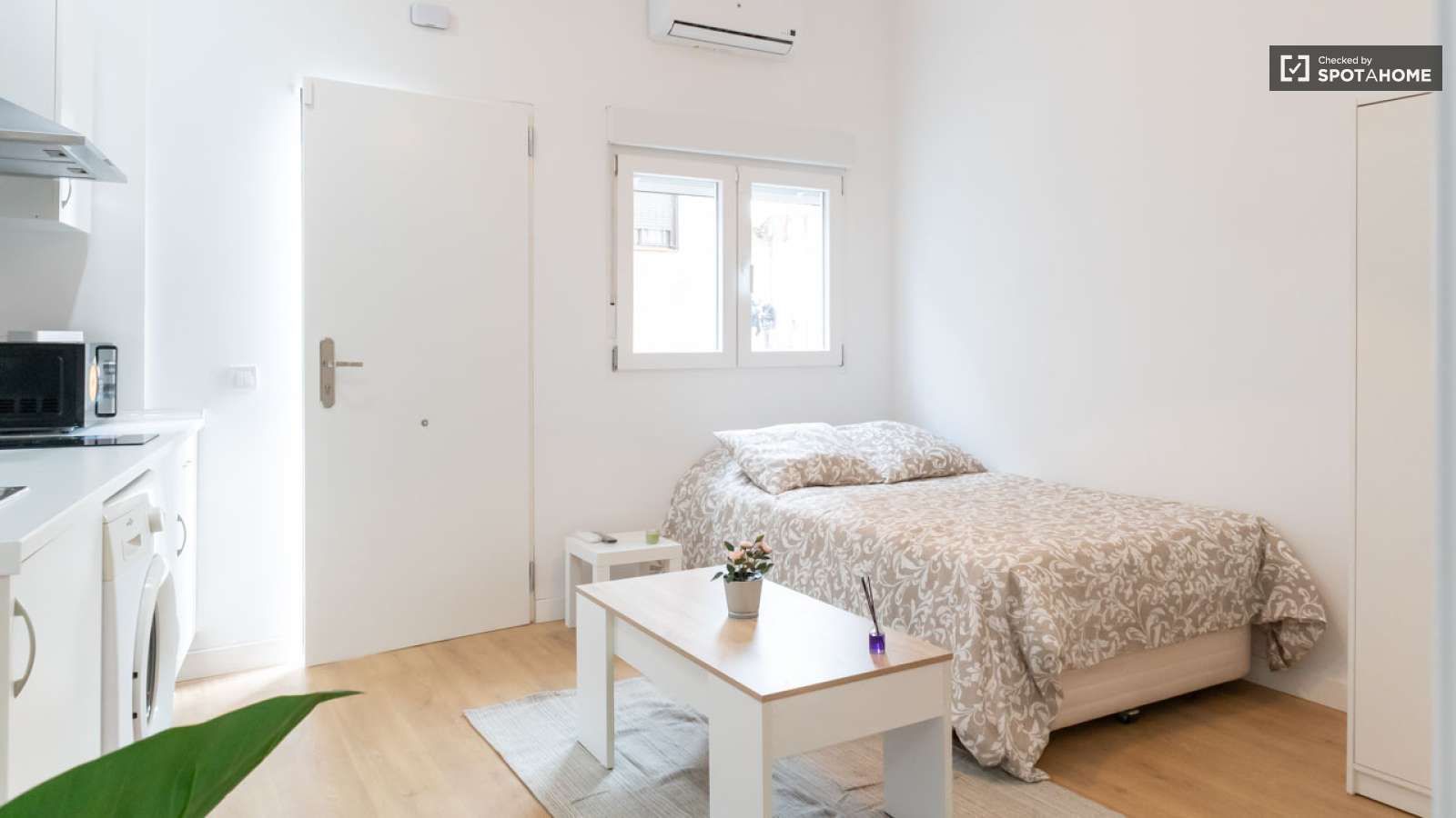 Bedroom of Study to share in  Madrid Capital  with Air Conditioner, Heating and Terrace