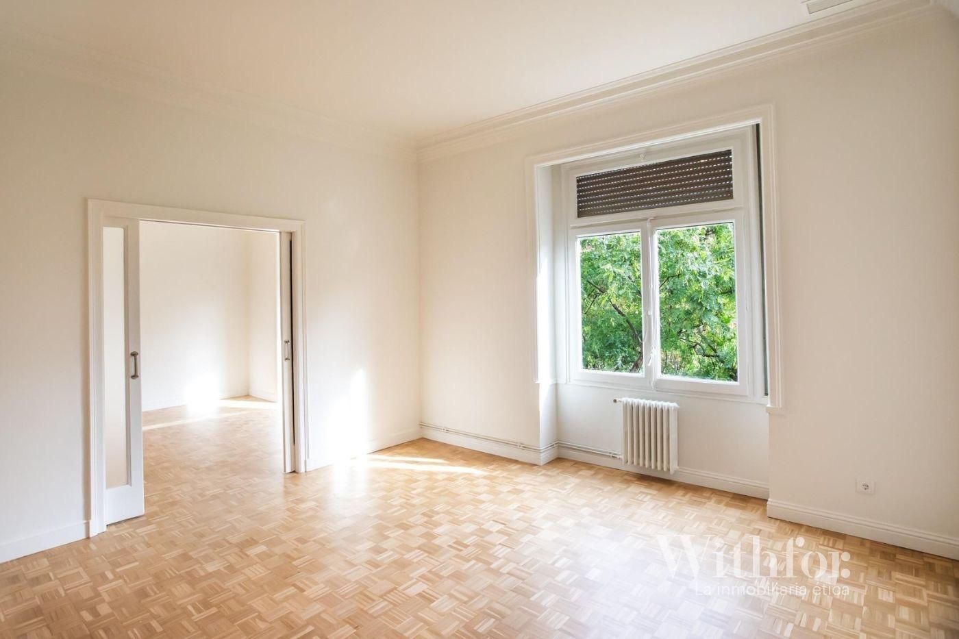 Sala de estar de Piso de alquiler en  Barcelona Capital con Aire acondicionado, Calefacción y Balcón