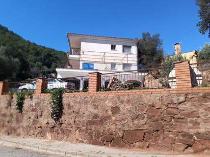 Vista exterior de Casa o xalet en venda en Torrelles de Llobregat amb Terrassa, Piscina i Balcó