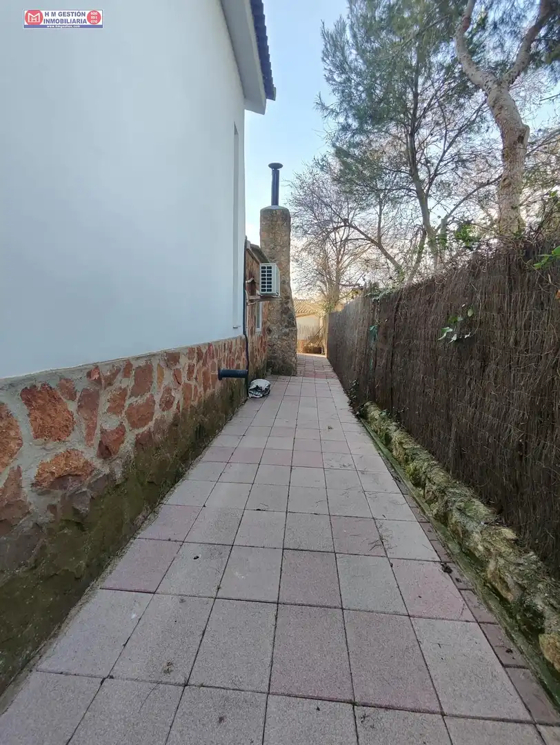 Vista exterior de Casa o xalet en venda en Alcázar de San Juan amb Aire condicionat, Calefacció i Traster