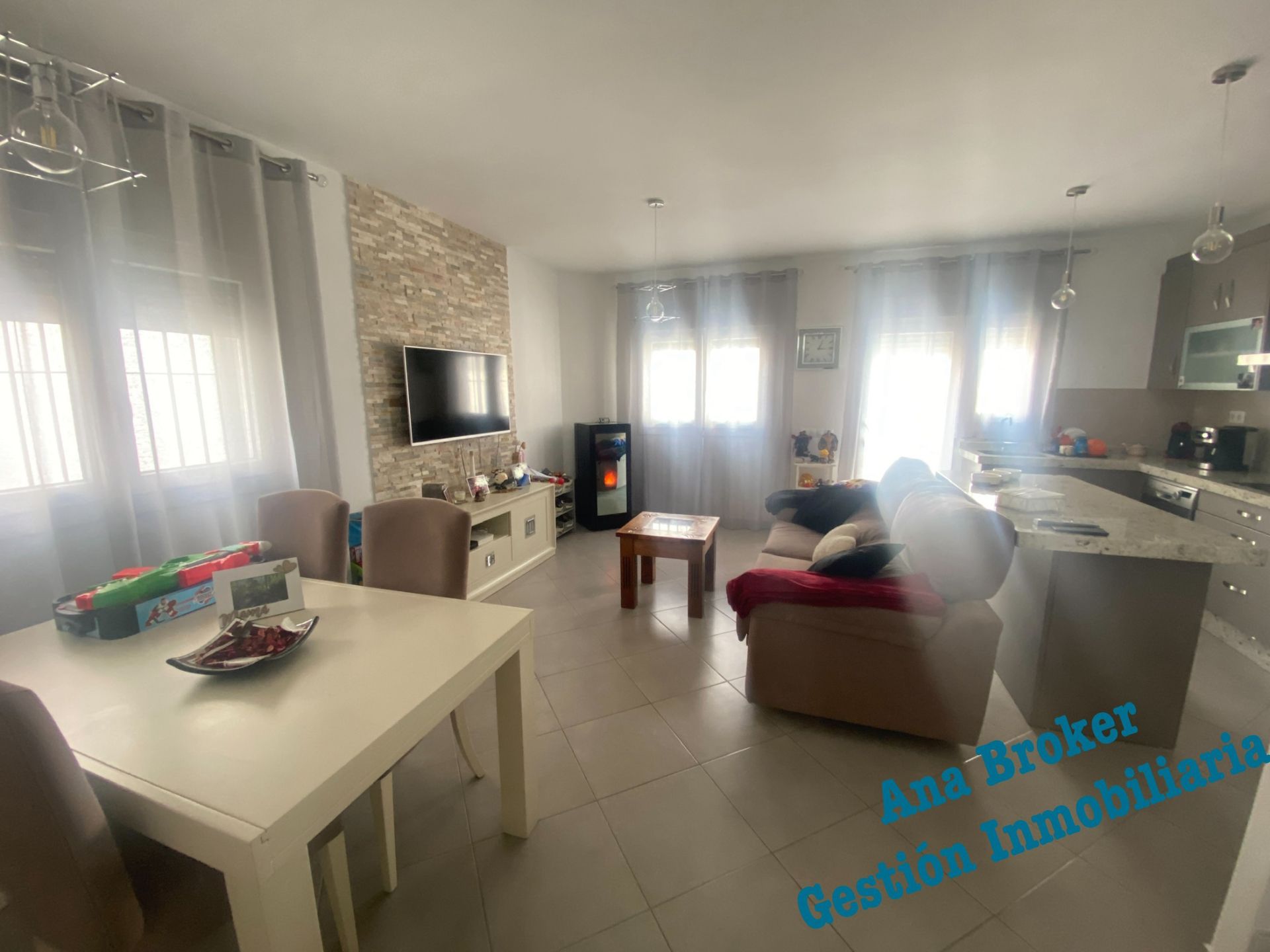 Sala d'estar de Casa adosada en venda en Ronda amb Aire condicionat, Calefacció i Jardí privat
