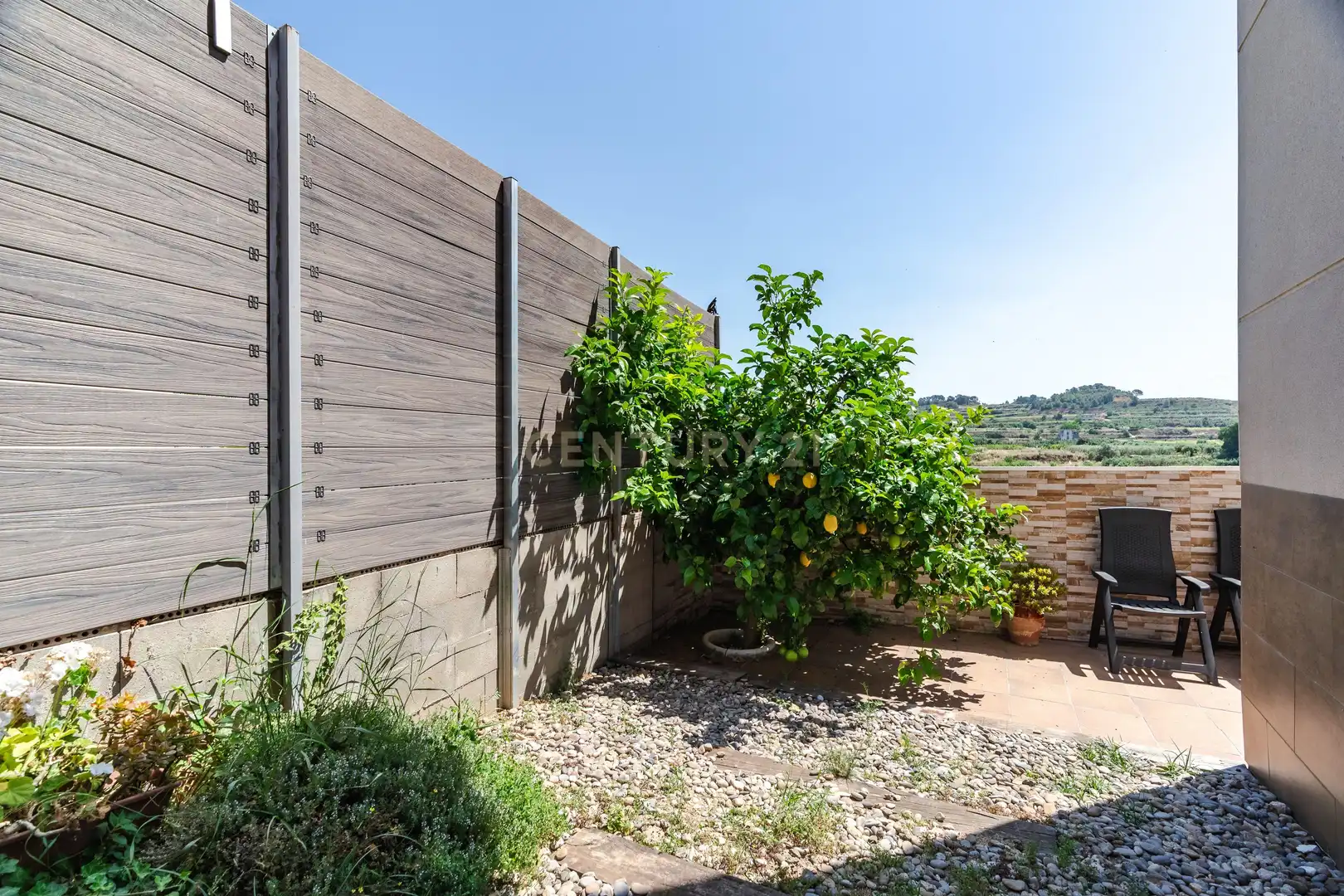Garten von Einfamilien-Reihenhaus zum Verkauf in Vila-rodona mit Privatgarten und Ofen