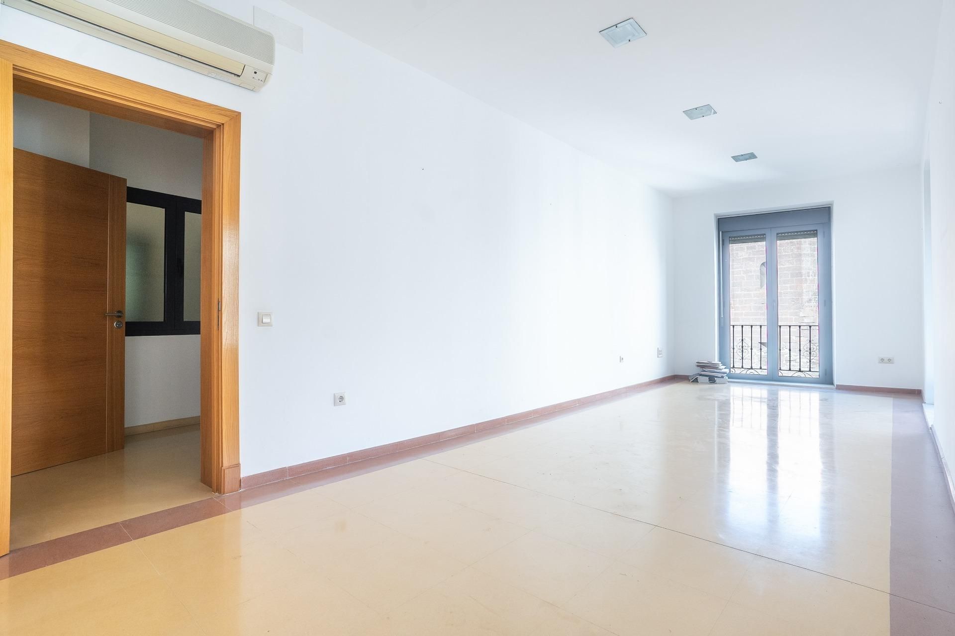 Office for sale in  Almería Capital  with Air Conditioner and Storage room