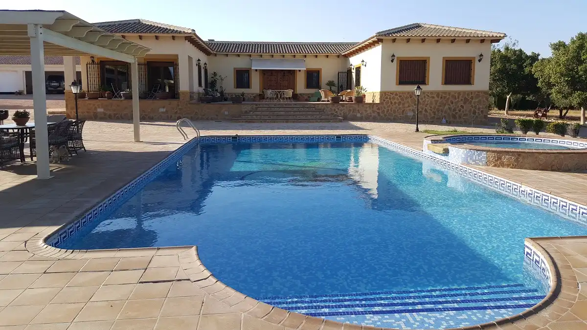 Casa rústica amb piscina en venda a N/A