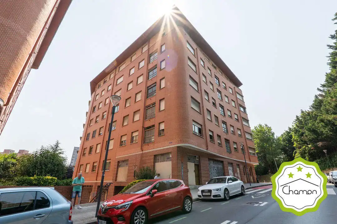 Außenansicht von Wohnung zum Verkauf in Bilbao  mit Heizung, Privatgarten und Abstellraum