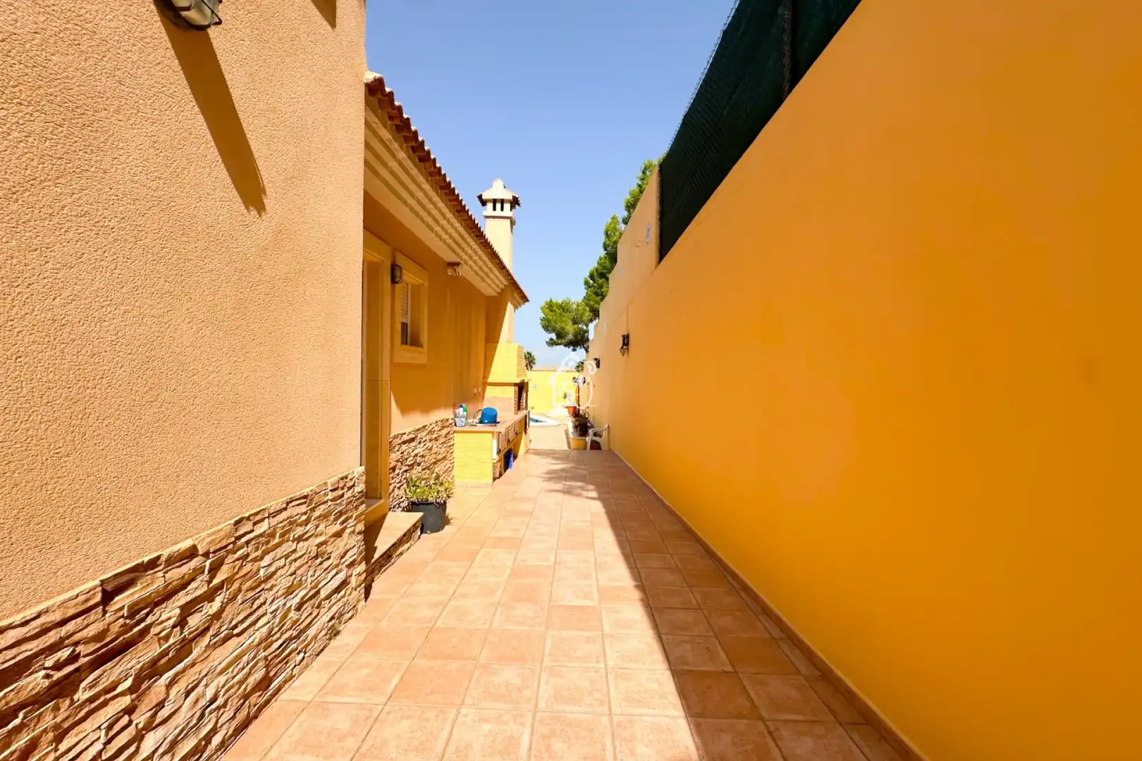 Vista exterior de Finca rústica de lloguer en San Miguel de Salinas amb Aire condicionat, Jardí privat i Terrassa