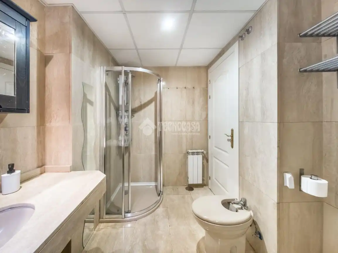Bathroom of Flat for sale in Madrid  with Air Conditioner, Heating and Storage room