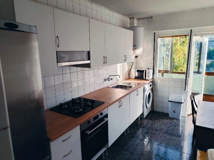 Cuina de Pis de lloguer en O Barco de Valdeorras   amb Moblat, Forn i Rentadora