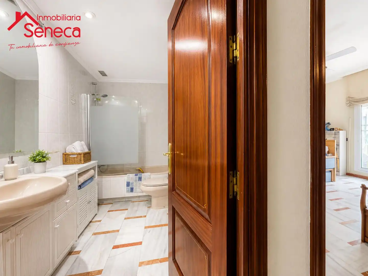 Bathroom of Flat for sale in Córdoba  with Air Conditioner, Heating and Storage room