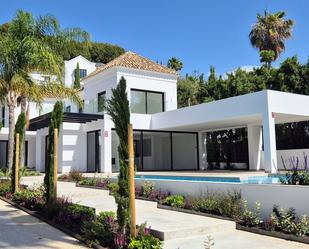 Vista exterior de Casa o xalet en venda en Benahavís amb Aire condicionat, Calefacció i Jardí privat