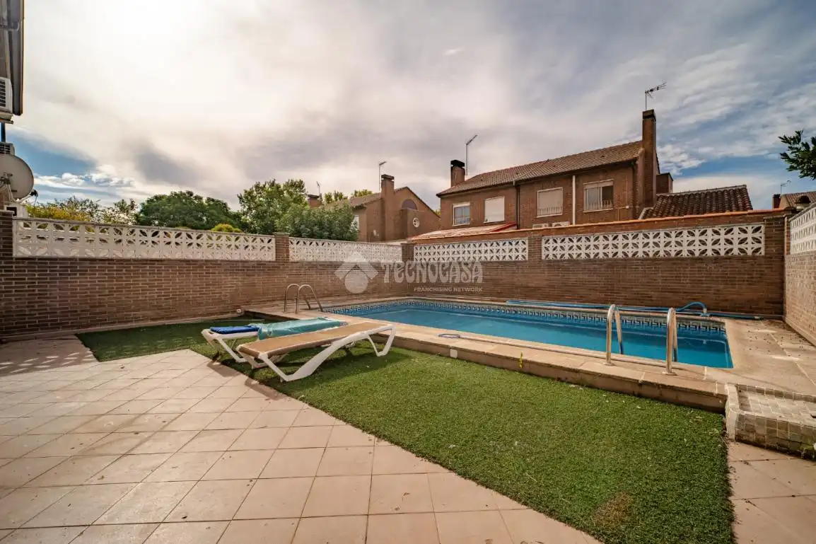 Piscina de Casa adosada en venta en Arganda del Rey con Aire acondicionado y Calefacción