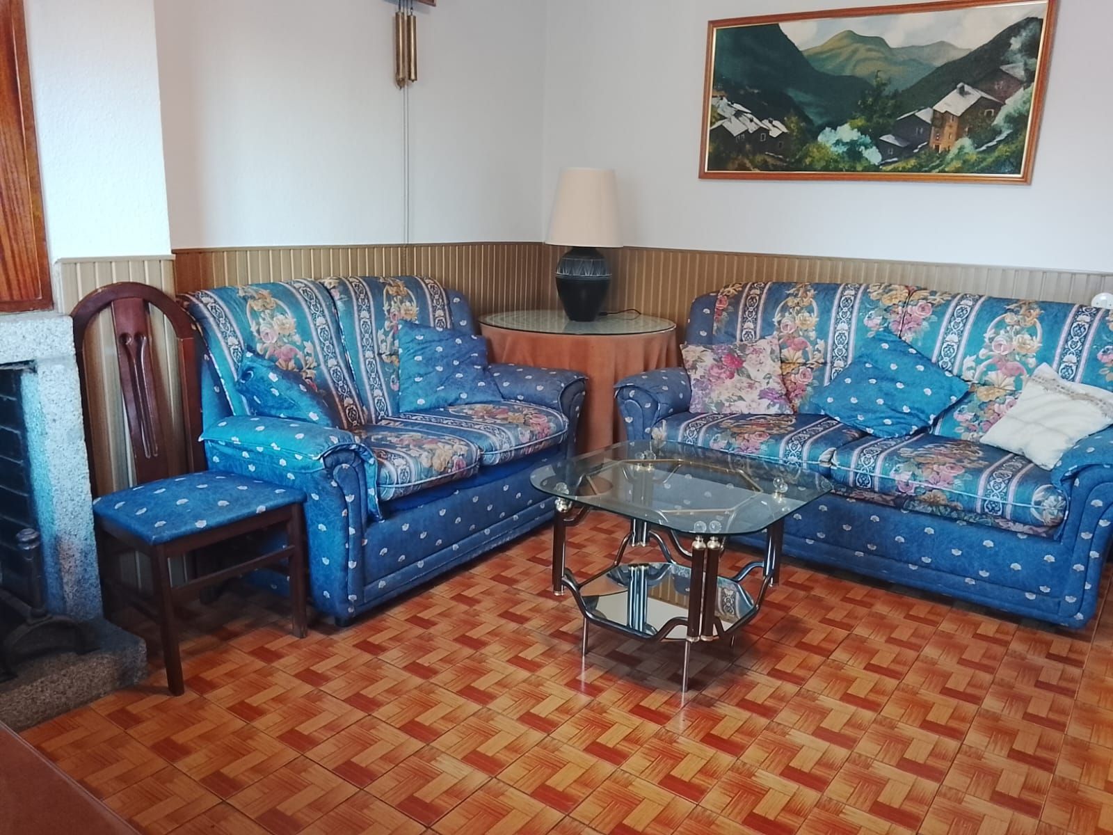 Sala d'estar de Casa adosada en venda en El Hoyo de Pinares  amb Calefacció, Traster i Moblat