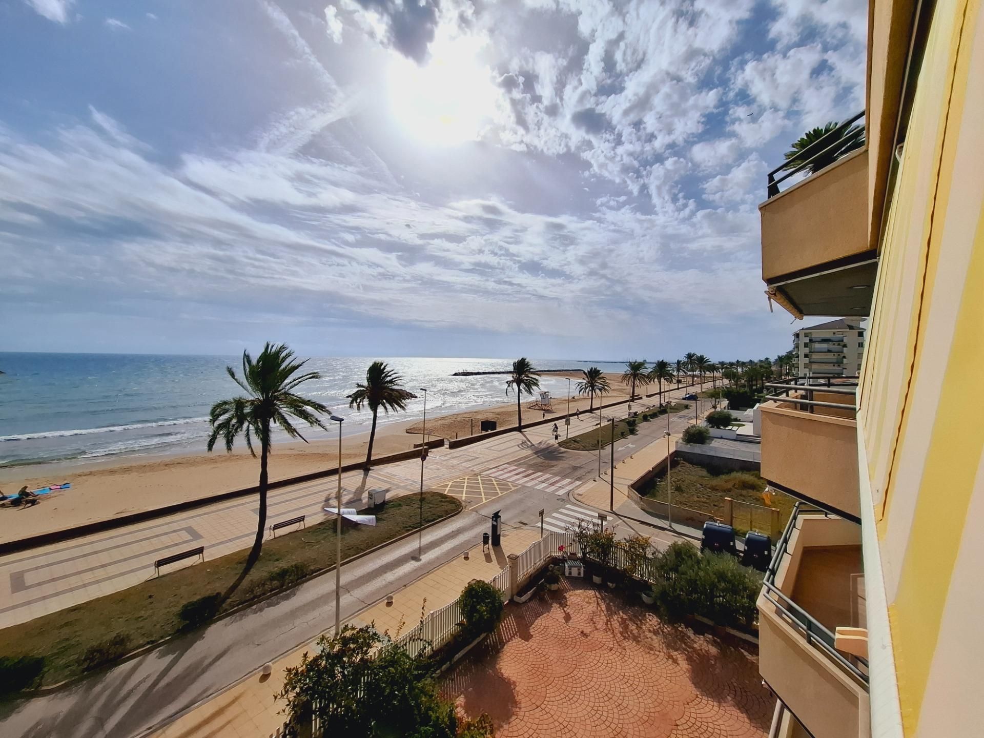 Vista exterior de Àtic en venda en Cunit amb Terrassa i Balcó