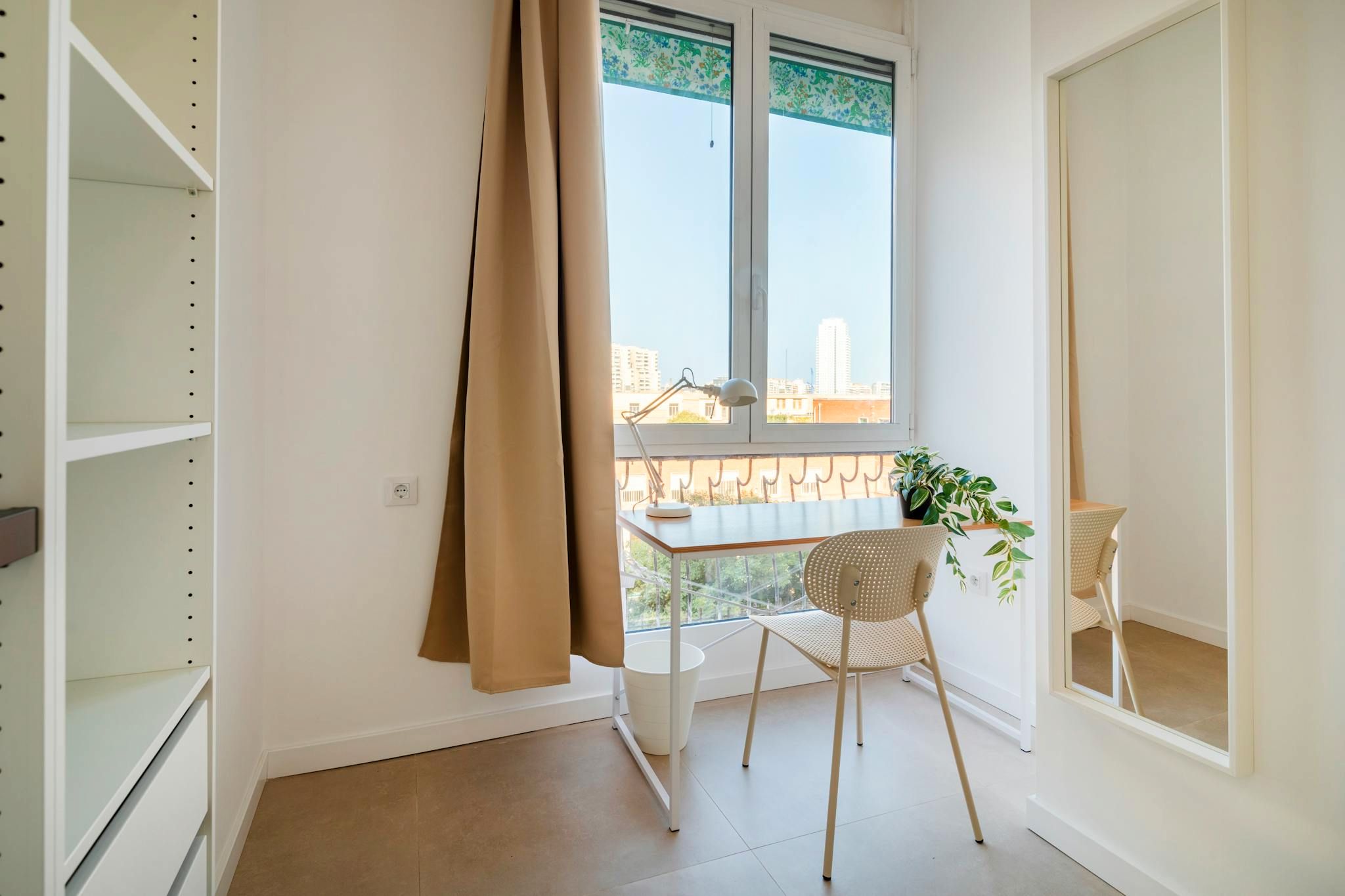 Bedroom of Flat to share in  Valencia Capital  with Air Conditioner and Washing machine