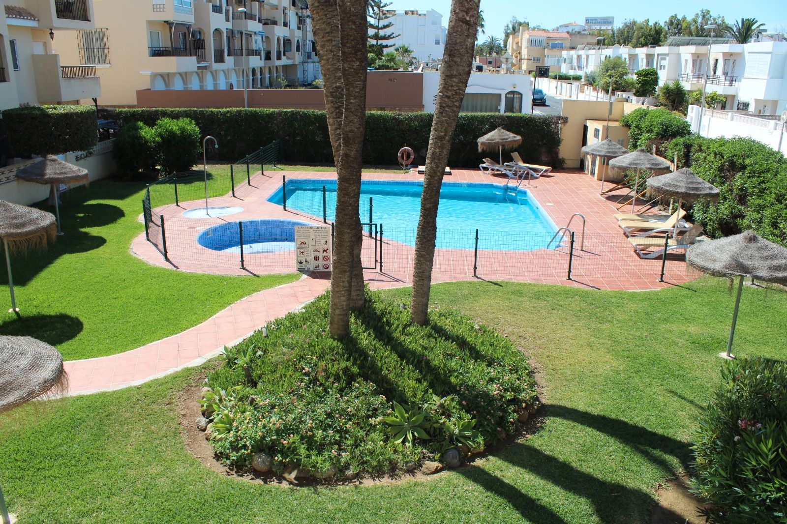 Piscina de Apartament en venda en Roquetas de Mar amb Aire condicionat, Jardí privat i Terrassa